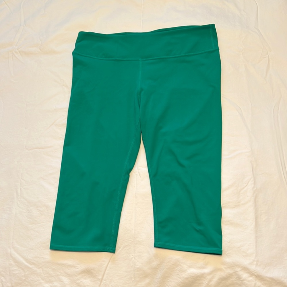 Fabletics Green Capri Length Yoga Pants